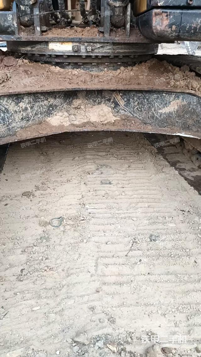 轉(zhuǎn)盤(pán)和下車(chē)架正前(工作和回轉(zhuǎn)裝置) 轉(zhuǎn)盤(pán)和下車(chē)架正前(工作和回轉(zhuǎn)裝置)