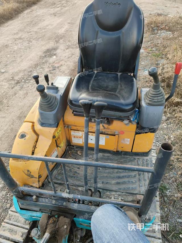 駕駛室頂部（整機外觀）