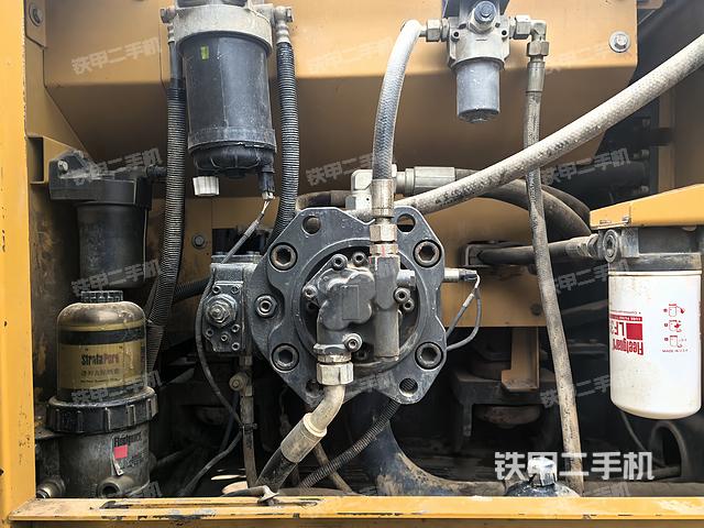 液压泵舱室正面整体（整机外观）