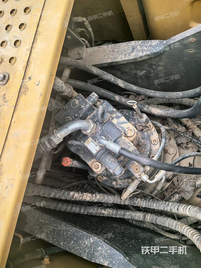 回转马达和主控阀（整机外观）