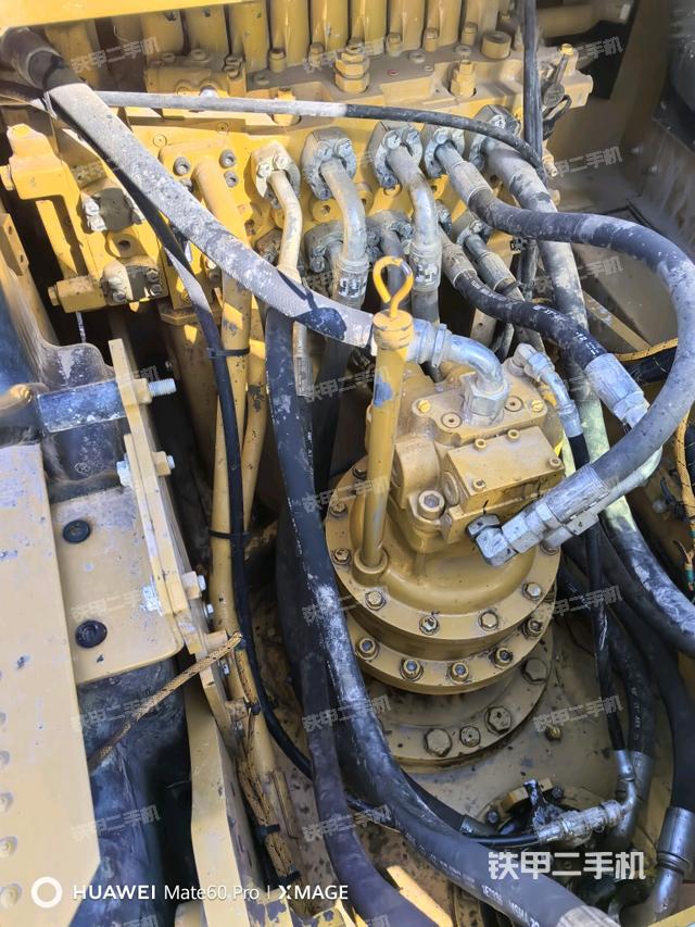 回轉(zhuǎn)馬達(dá)和主控閥（整機(jī)外觀）