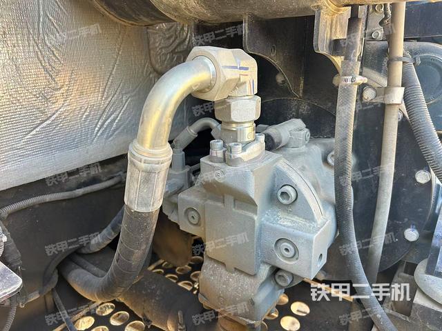 液压泵舱室正面整体（整机外观）