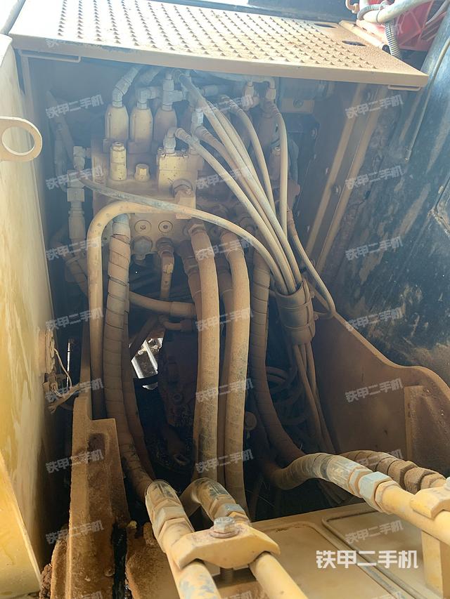 回转马达和主控阀（整机外观）