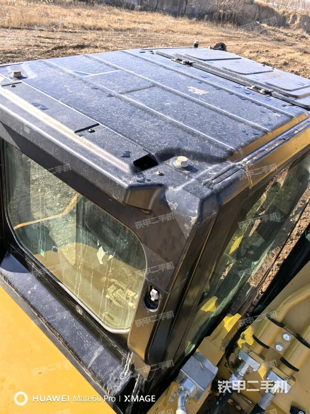 駕駛室頂部（整機外觀）