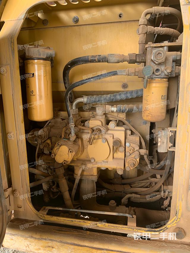 液压泵舱室正面整体（整机外观）