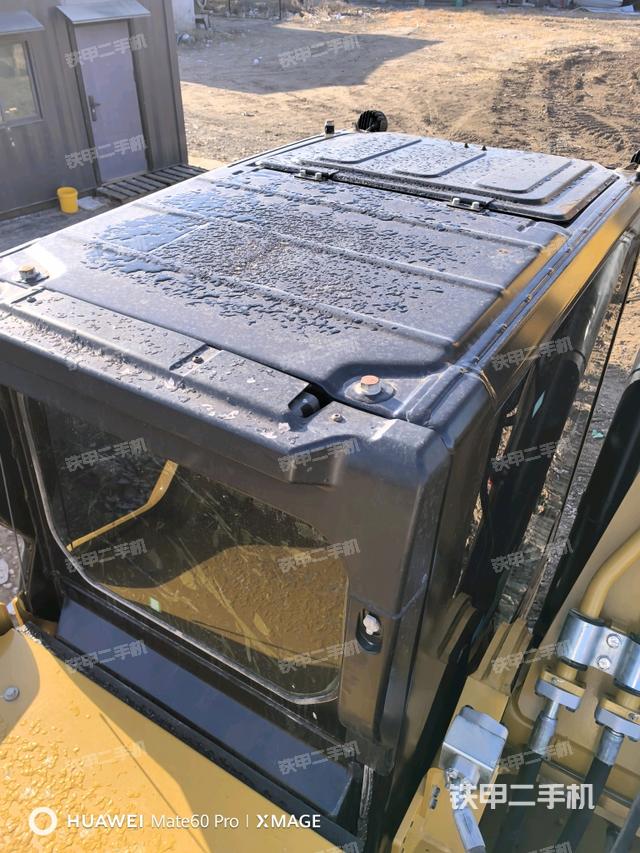 駕駛室頂部（整機外觀）