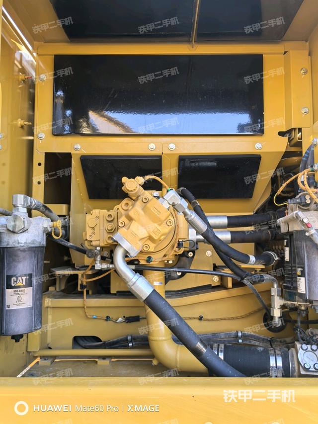 液壓泵艙室正面整體（整機外觀）