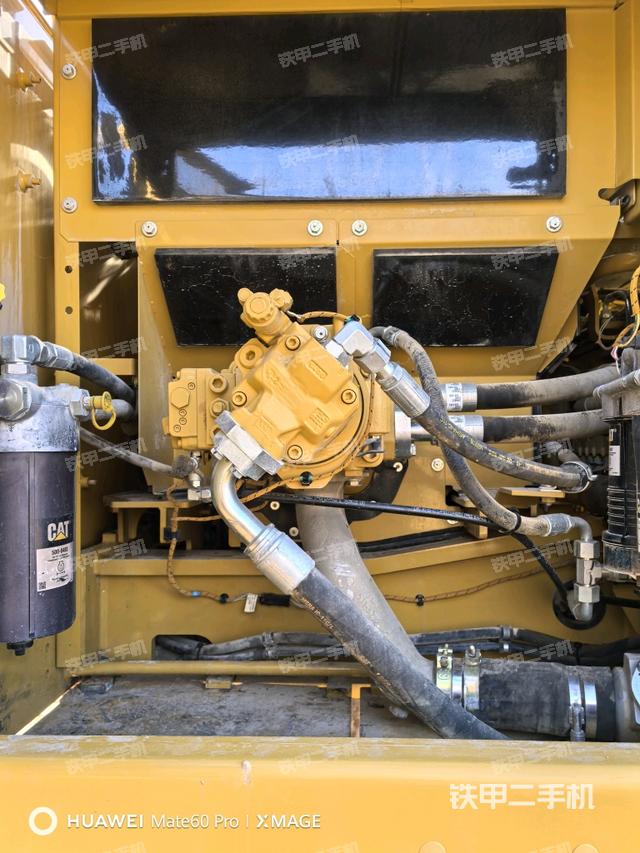 液壓泵艙室正面整體（整機外觀）