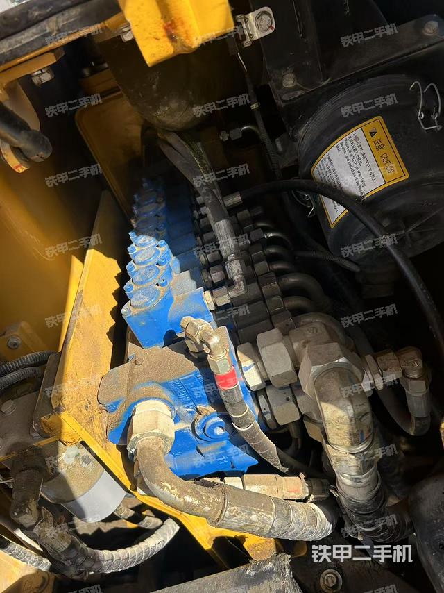 回转马达和主控阀（整机外观）