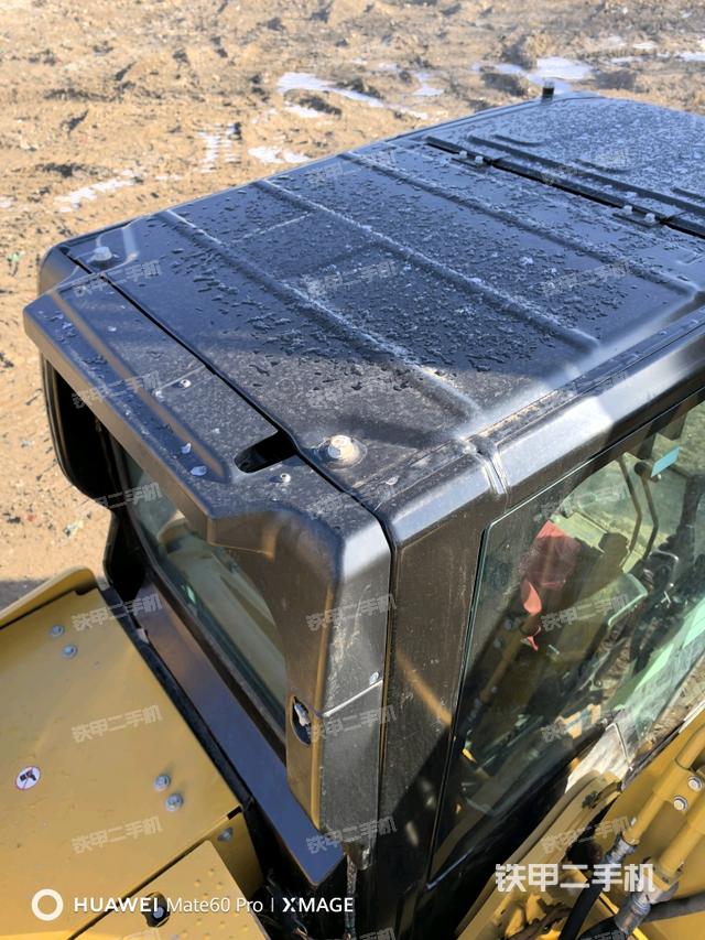 駕駛室頂部（整機外觀）