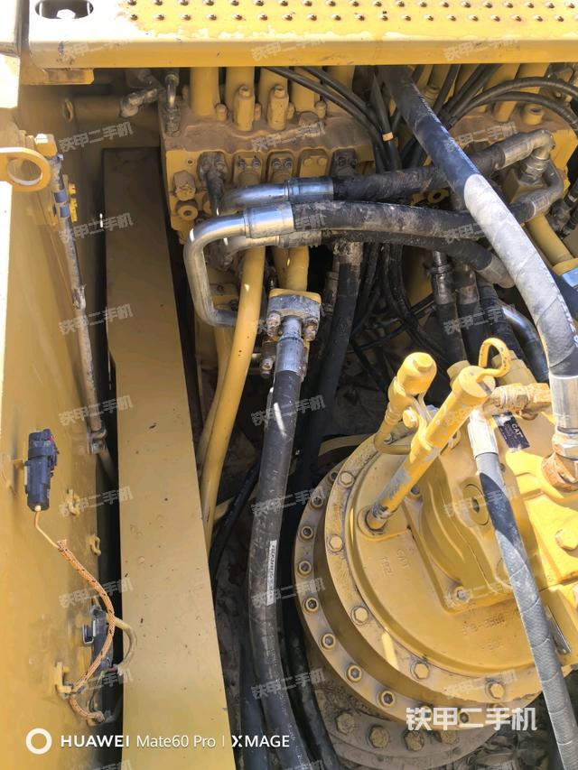 回轉(zhuǎn)馬達(dá)和主控閥（整機(jī)外觀）