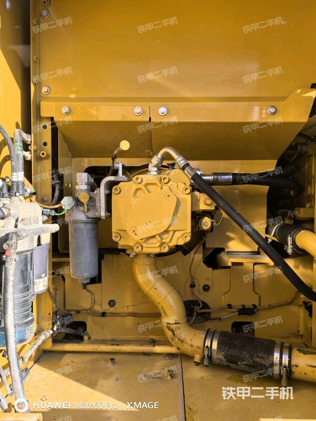 液壓泵艙室正面整體（整機外觀）