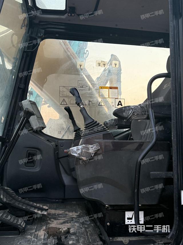 駕駛室頂部（整機外觀）