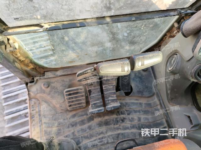 行走控制手柄和踏板?俯拍(駕駛室部分) 行走控制手柄和踏板?俯拍(駕駛室部分)