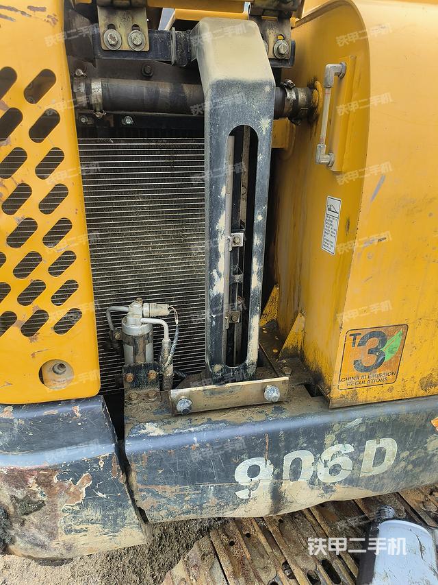 回轉(zhuǎn)馬達和主控閥(整機外觀) 回轉(zhuǎn)馬達和主控閥(整機外觀)