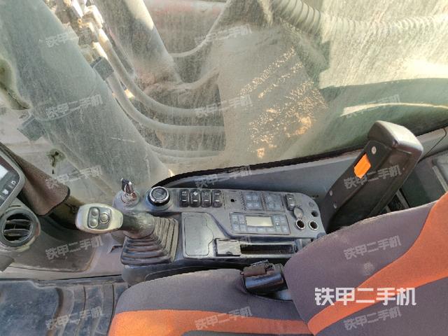 座椅右側(cè)控制臺/鑰匙門/油門/含右手柄(駕駛室部分) 座椅右側(cè)控制臺/鑰匙門/油門/含右手柄(駕駛室部分)