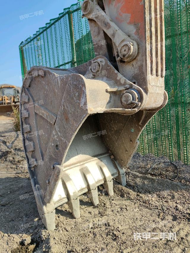 鏟斗右后整體(工作和回轉(zhuǎn)裝置) 鏟斗右后整體(工作和回轉(zhuǎn)裝置)