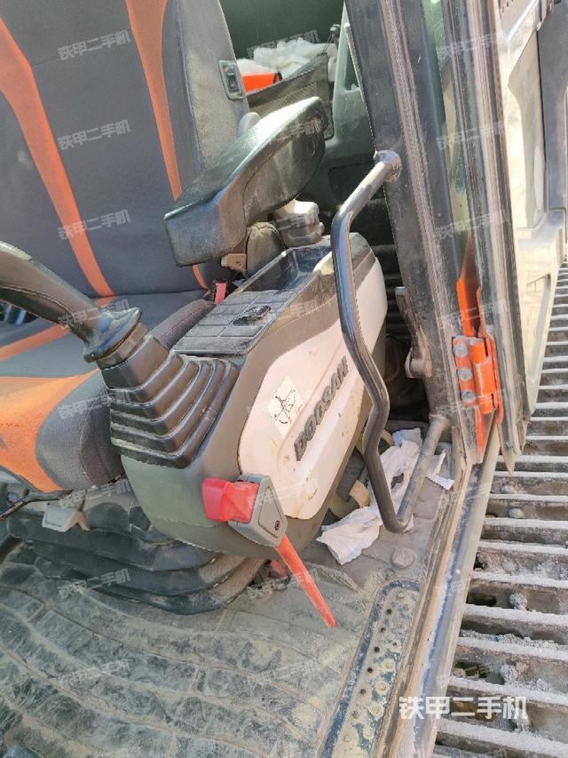 座椅左側(cè)控制臺/音響/含左手柄(駕駛室部分) 座椅左側(cè)控制臺/音響/含左手柄(駕駛室部分)