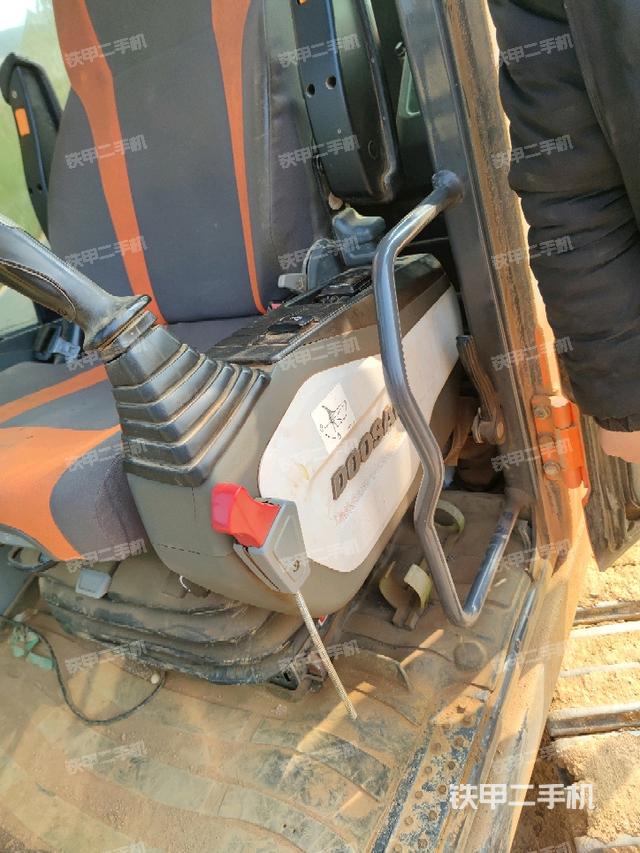 座椅左侧控制台/音响/含左手柄（驾驶室部分）