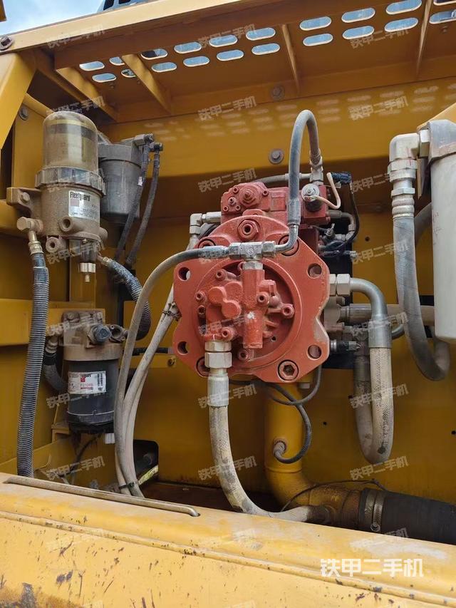 液壓泵艙室正面整體(整機(jī)外觀) 液壓泵艙室正面整體(整機(jī)外觀)