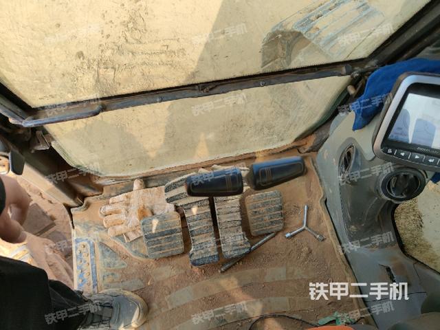 行走控制手柄和踏板 俯拍（驾驶室部分）