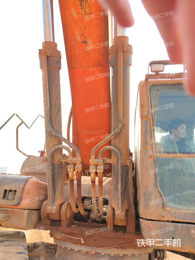 大臂油缸整体 竖拍（工作和回转装置）