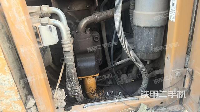 液压泵舱室正面整体（整机外观）