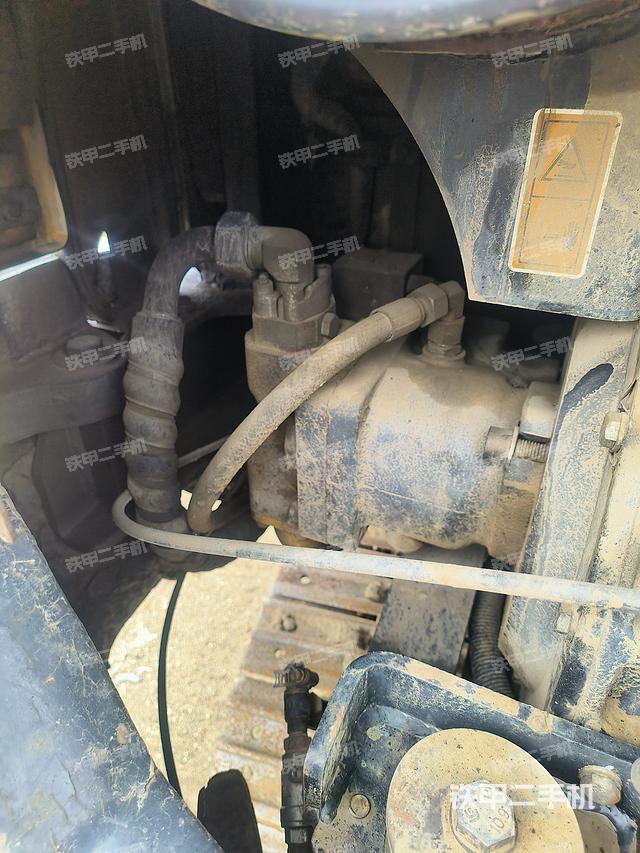 液壓泵艙室正面整體(整機外觀) 液壓泵艙室正面整體(整機外觀)