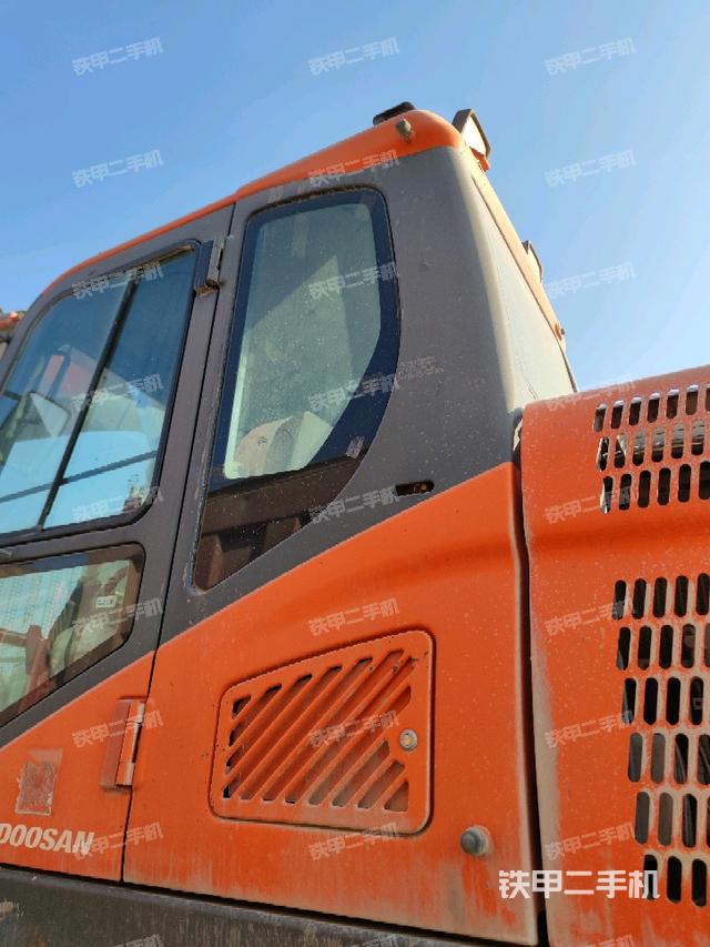 駕駛室左后45度(駕駛室部分) 駕駛室左后45度(駕駛室部分)