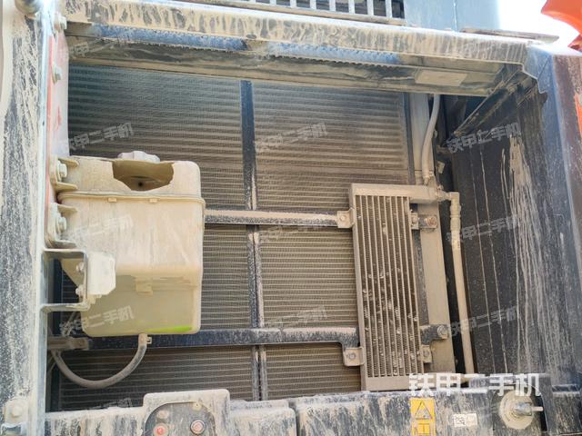 散熱器正面(大件艙室) 散熱器正面(大件艙室)