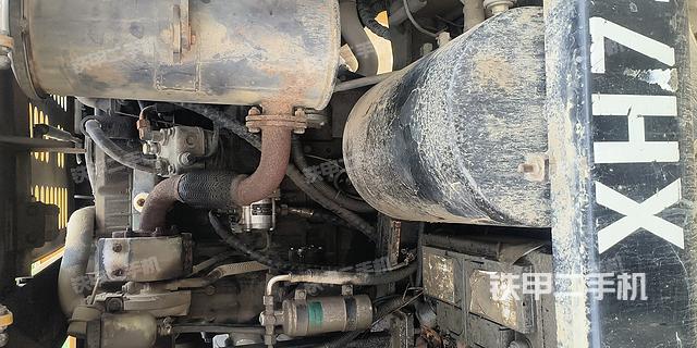 液压泵舱室正面整体（整机外观）