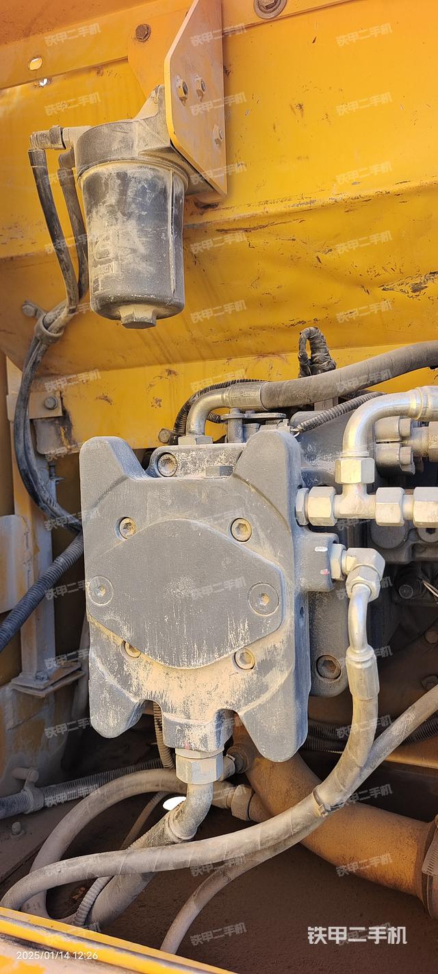 液压泵舱室正面整体（整机外观）