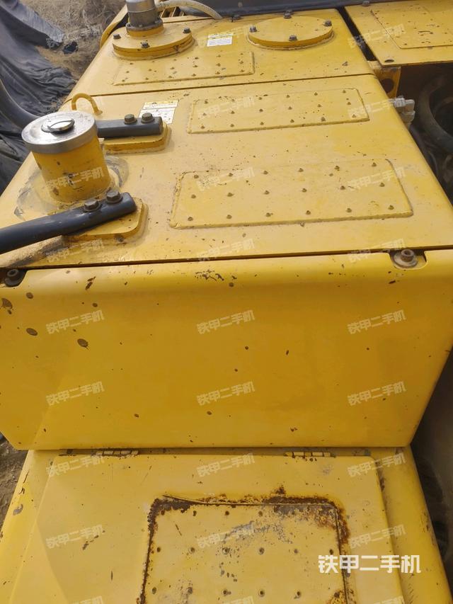 大臂背部俯視(工作和回轉(zhuǎn)裝置) 大臂背部俯視(工作和回轉(zhuǎn)裝置)