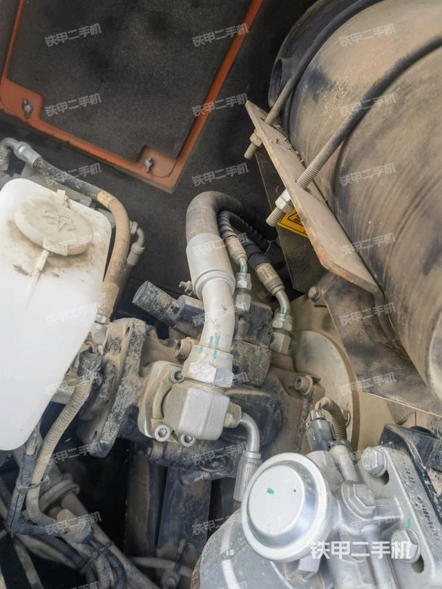 液壓泵艙室正面整體（整機外觀）