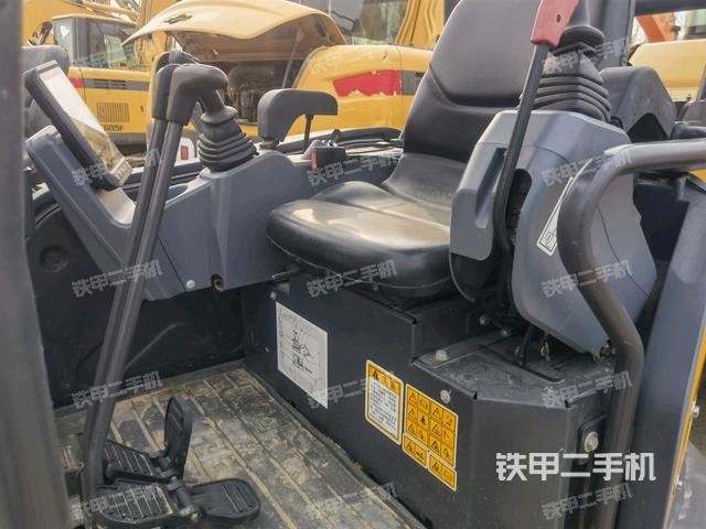 駕駛室整體(整機(jī)外觀) 駕駛室整體(整機(jī)外觀)