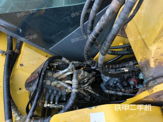 回轉(zhuǎn)馬達(dá)和主控閥(整機(jī)外觀) 回轉(zhuǎn)馬達(dá)和主控閥(整機(jī)外觀)