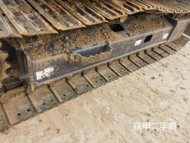 單側(cè)履帶整體(整機(jī)外觀) 單側(cè)履帶整體(整機(jī)外觀)