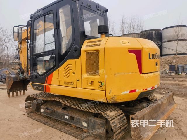 駕駛室頂部(整機(jī)外觀) 駕駛室頂部(整機(jī)外觀)