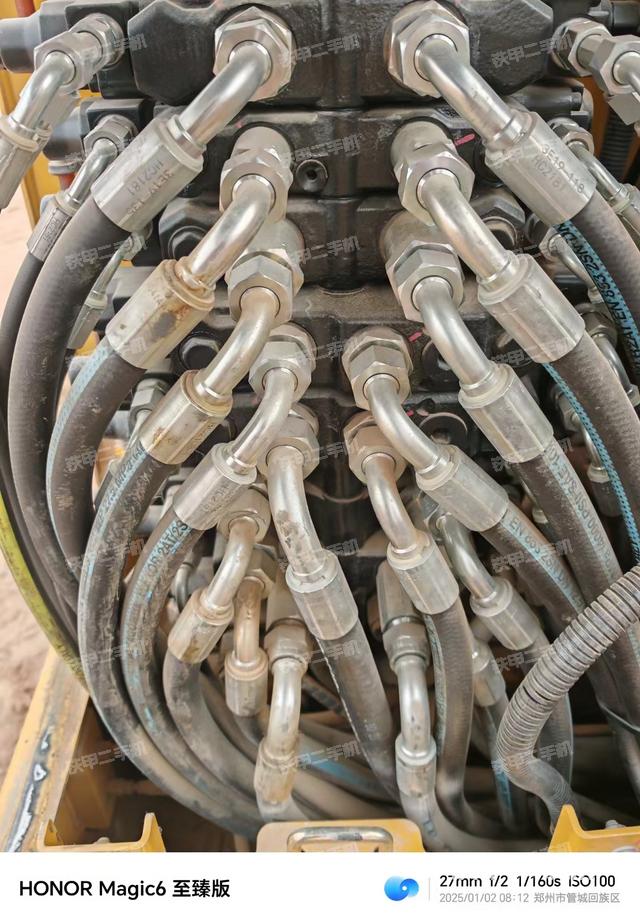 回轉(zhuǎn)馬達(dá)和主控閥（整機(jī)外觀）