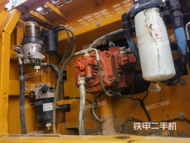 液壓泵艙室正面整體(整機外觀) 液壓泵艙室正面整體(整機外觀)