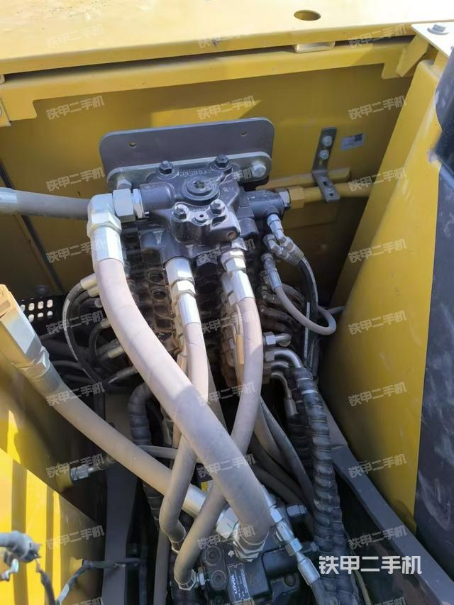 回轉(zhuǎn)馬達(dá)和主控閥（整機(jī)外觀）