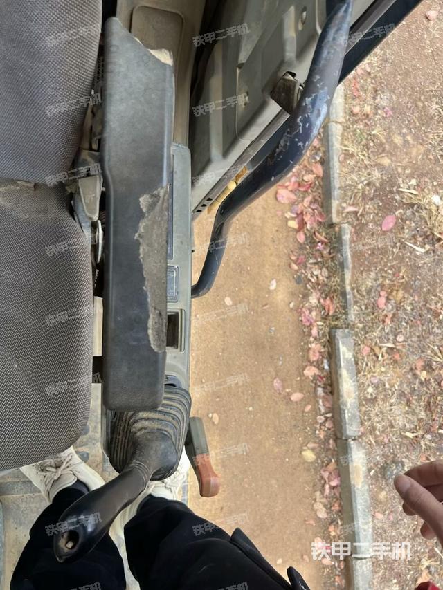 座椅右側(cè)控制臺(tái)/鑰匙門/油門/含右手柄（駕駛室部分）