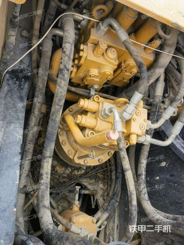 回轉(zhuǎn)馬達(dá)和主控閥（整機(jī)外觀）