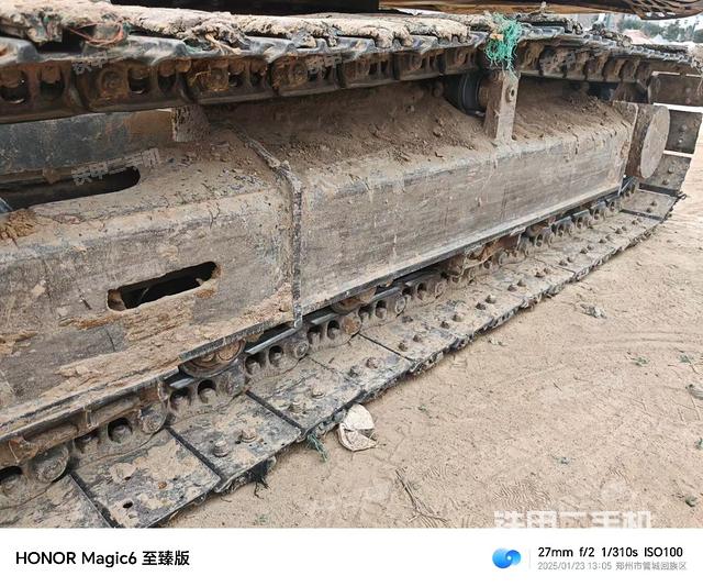 單側(cè)履帶整體(整機(jī)外觀) 單側(cè)履帶整體(整機(jī)外觀)
