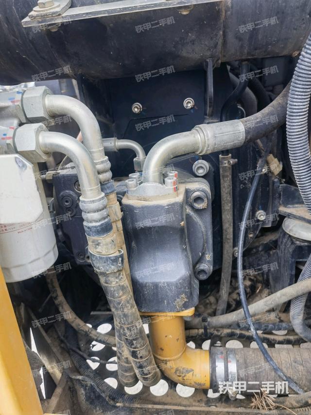 液壓泵艙室正面整體（整機外觀）