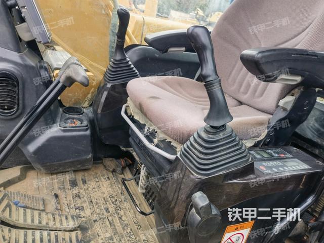 駕駛室整體(整機(jī)外觀) 駕駛室整體(整機(jī)外觀)