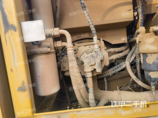 液壓泵艙室正面整體(整機(jī)外觀) 液壓泵艙室正面整體(整機(jī)外觀)