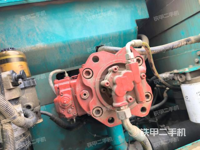 液壓泵艙室正面整體（整機外觀）