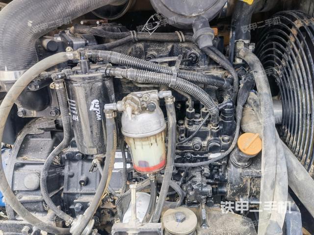 回轉(zhuǎn)馬達(dá)和主控閥（整機(jī)外觀）