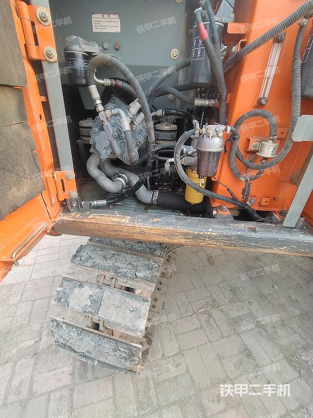 液压泵舱室正面整体（整机外观）